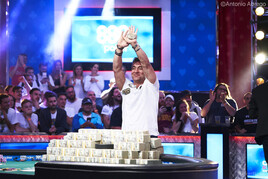 Na světový trůn usedá znovu Němec! Hossein Ensan kraloval v Main Eventu WSOP!