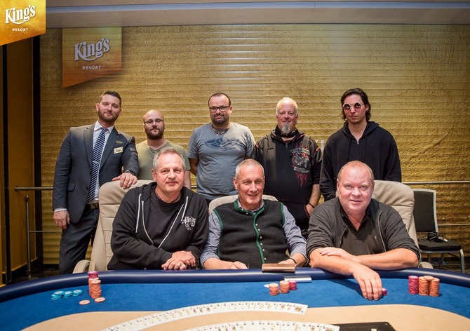 WSOPC: Šťastné sedmičky pro Bělorusa Chyzhonaka, Targa se Záškodným blízko prstenu ze 6-maxu
