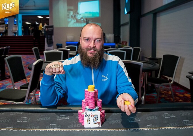Češi na domácí WSOP září! Tomáš Fára vykouzlil z jednoho blindu náramek!