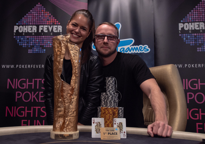 PF Super High Roller: Blonďák udržel svůj náskok až do samotného konce, kde získal 419.600 Kč! 
