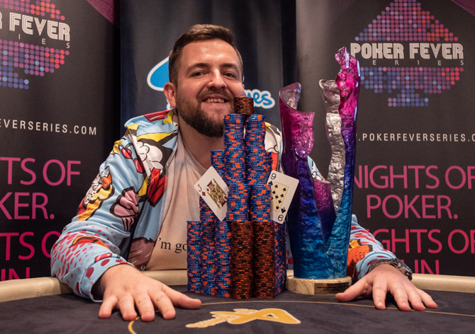 Trofej z PF Main Eventu veze Lukasz Krzyczkowski po 3-way dealu do Polska!