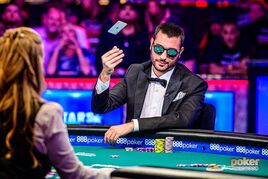 Nejlepší pokerovou fotkou loňského roku je foldující Sammartino