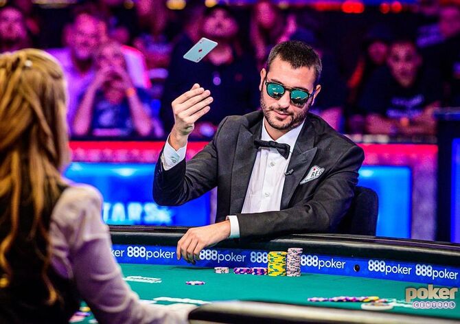 Nejlepší pokerovou fotkou loňského roku je foldující Sammartino